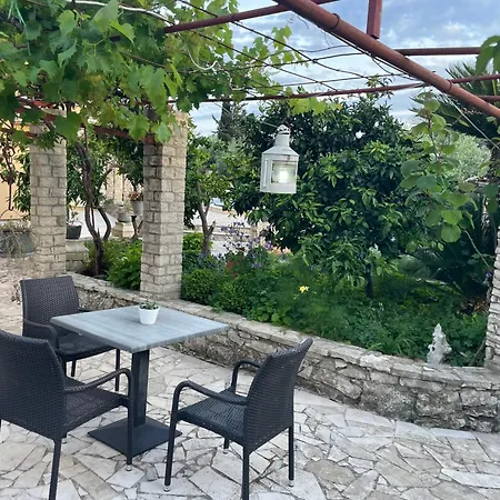 Апартаменты Sunshine Poolside